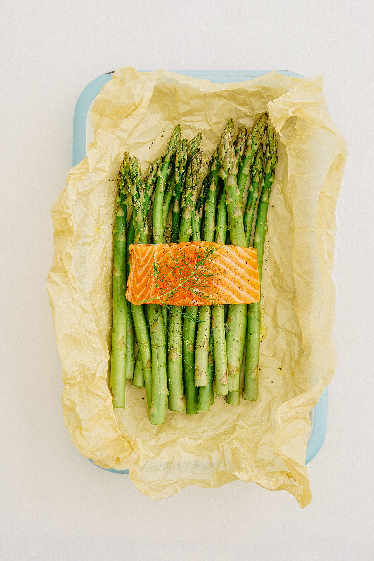 Gebratener Spargel aus dem Ofen mit Lachs