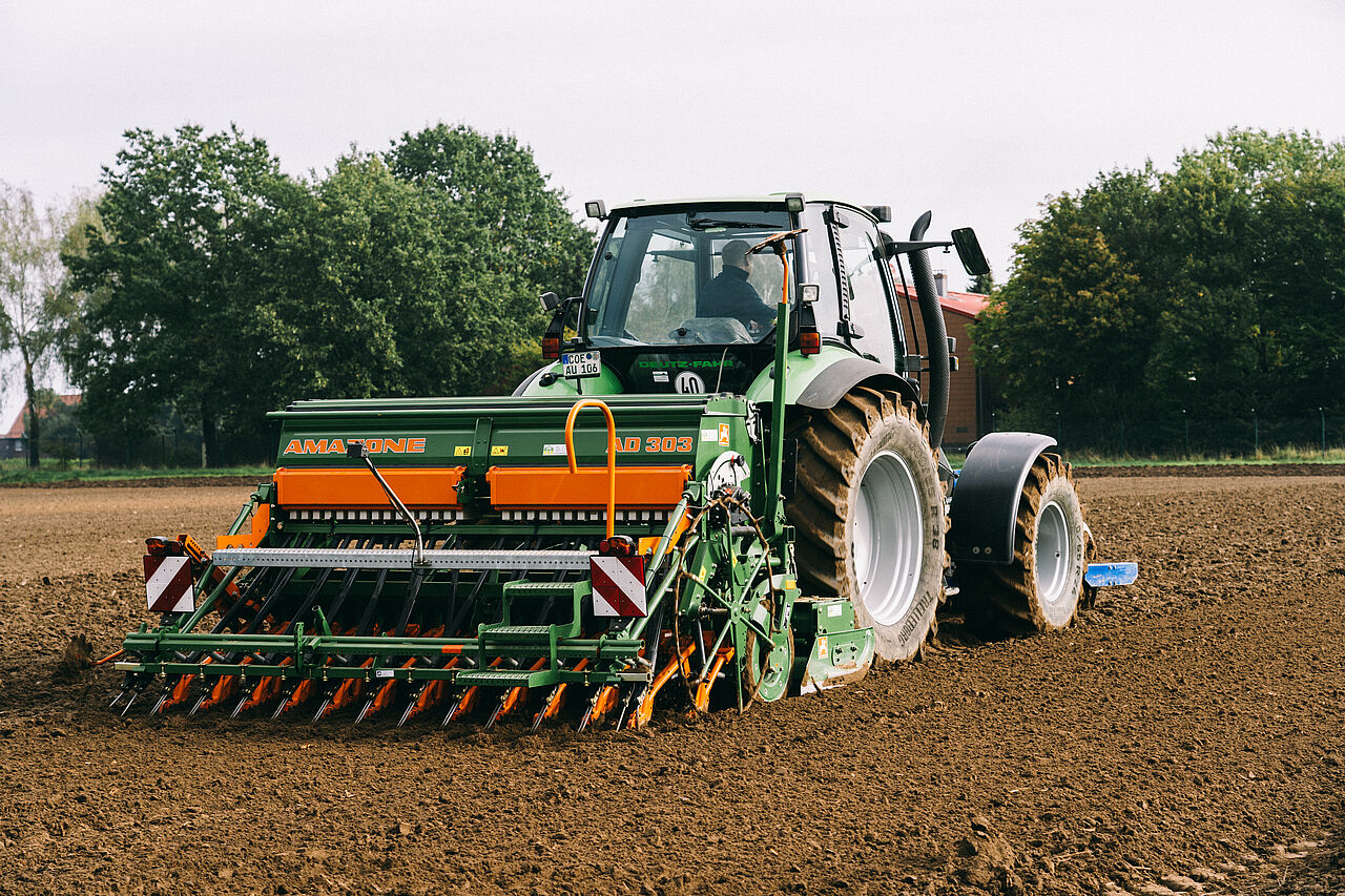 Entlang des Radwegs zeigen Landwirte, wie sie arbeiten
