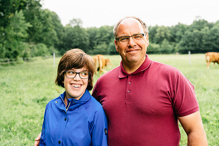 Landwirt Michael Eickhoff mit seiner Tochter auf dem Hof